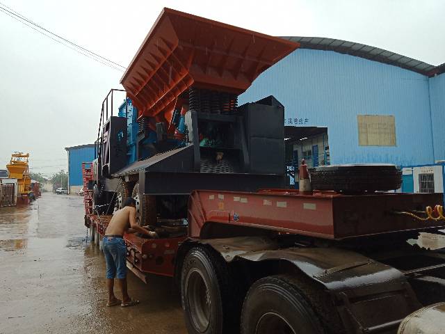 輪胎式移動(dòng)破碎站老板來(lái)提貨啦！??！
